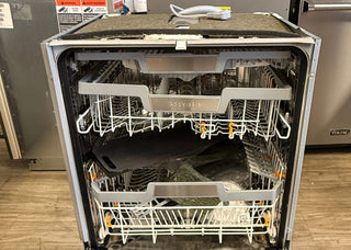 G7591SCVI Miele 24" dishwasher controls and stainless steel interior – open box
