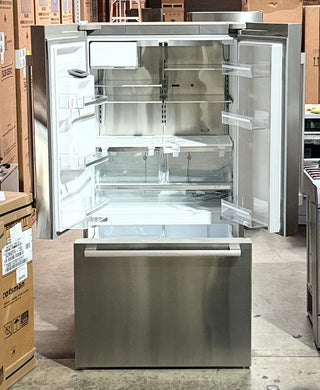 Open box Bosch B36CD50SNS 36-inch French door refrigerator stainless steel –  Interior view