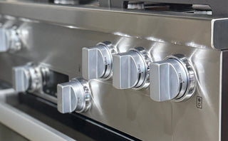 Miele HR1134-3GAG burners and control knobs, Angled cooktop view 