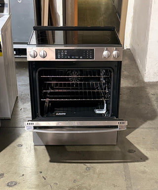 GE Profile PHS700AYFS 30” Smart Slide-In Induction & Convection Range – Interior View