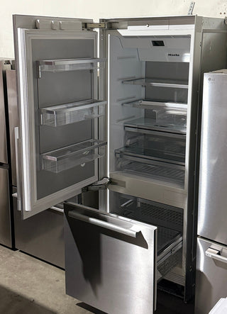 Thermador T36IB100SP 36" Panel Ready Built-In Bottom Mount Refrigerator, Interior view